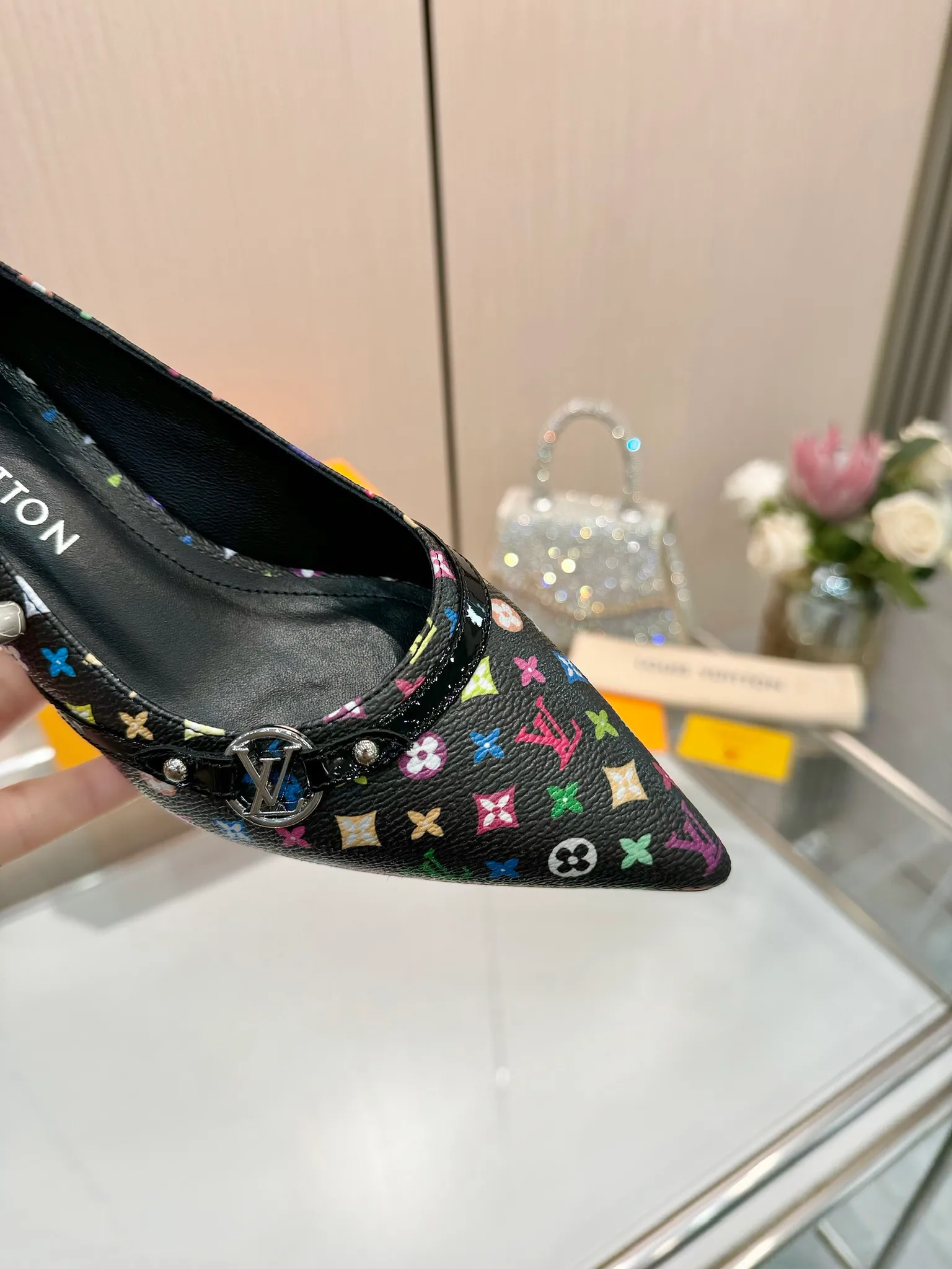 👟👟Ex-factory price 640👟👟Purchase level], Louis Vuitton 2025 official website early spring series! Perfect last shape, new pointed toe🆕, the official website is updated simultaneously. The small pointed toe is matched with a hollow leather strip and a small square buckle to adjust the elasticity. LV hardware "logo" is embellished. It is full of details and a visual feast. 💯It is difficult to conceal the elegant temperament of LV. It is comfortable and easy to wear, and full of femininity. The new original reverse mold last has the ultimate 1:1 shape, exquisite workmanship, and imported high-end fabrics showing exquisite texture! Fabric: Imported lambskin, cow patent leather/Presbyopia/denim. High-quality soft sheepskin lining. Feet: imported goatskin, Italian genuine leather outsole. 5.5 lacquered heels. Number of yards: 34-41 (34.40, 41, customization is non-returnable and non-exchangeable)